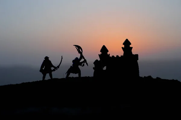 Escena Batalla Medieval Atardecer Siluetas Guerreros Combatientes Fondo Del Atardecer — Foto de Stock