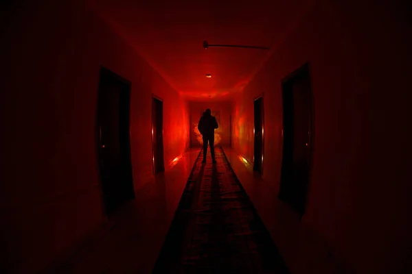 Silhouette Raccapricciante Nel Buio Edificio Abbandonato Horror Maniac Concept Dark — Foto Stock