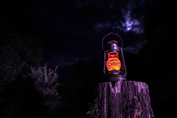 Conceito Halloween Horrível Queimando Lâmpada Óleo Velha Floresta Noite Cenário — Fotografia de Stock