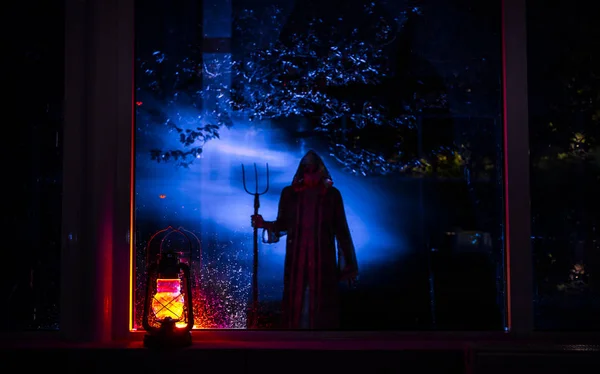 Horror Halloween Konzept Brennende Alte Öllampe Die Fenster Mit Der — Stockfoto