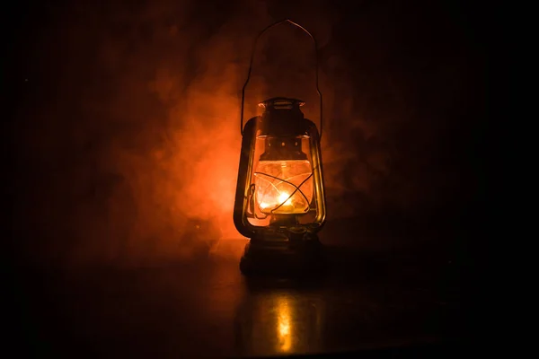 Lâmpada Óleo Iluminando Escuridão Queima Fundo Lâmpada Querosene Iluminação Conceito — Fotografia de Stock