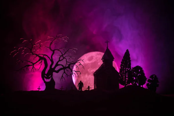 可怕的景象僵尸在墓地死树 教堂和幽灵般的多云天空与雾 恐怖万圣节的概念 — 图库照片