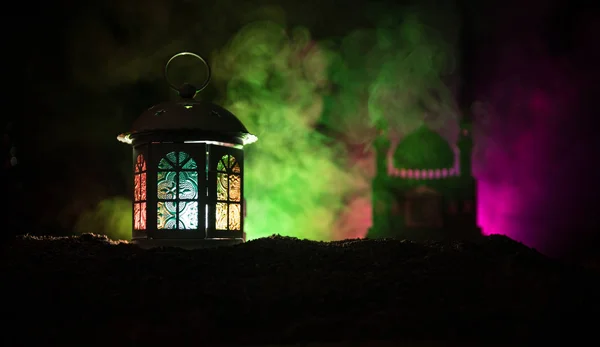 Ozdobne Arabski Latarnia Płonącą Świecą Świecące Nocy Ciemnym Stonowanych Mglisty — Zdjęcie stockowe