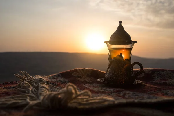 Oostelijke Zwarte Thee Glazen Een Oost Tapijt Oost Thee Concept — Stockfoto