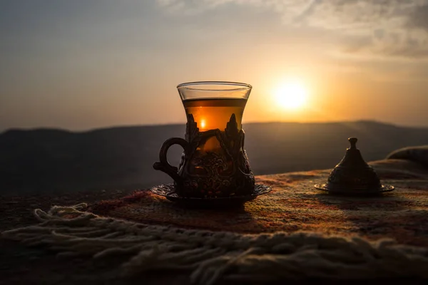 Ανατολικό Μαύρο Τσάι Ποτήρι Για Μια Ανατολική Χαλί Ανατολική Τσάι — Φωτογραφία Αρχείου