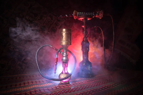 水烟碗上的水烟热煤制作阿拉伯内部的蒸汽云 地毯上的东方装饰品 时尚的东方水烟在黑暗中与背光 水烟广告 选择性聚焦 — 图库照片