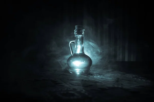 Antike Und Alte Glasflasche Auf Dunklem Nebligem Hintergrund Mit Licht — Stockfoto