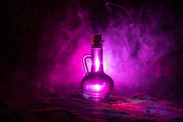 古董和老式玻璃瓶在黑暗的雾背景与光 毒药或魔术液体概念 — 图库照片