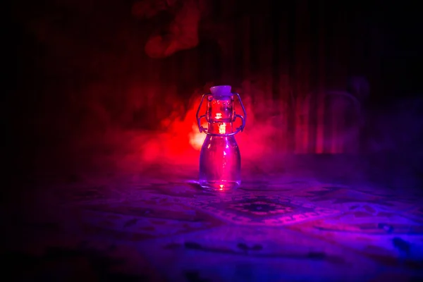 Антикварна Старовинна Скляна Пляшка Темному Туманному Фоні Світлом Отрута Або — стокове фото