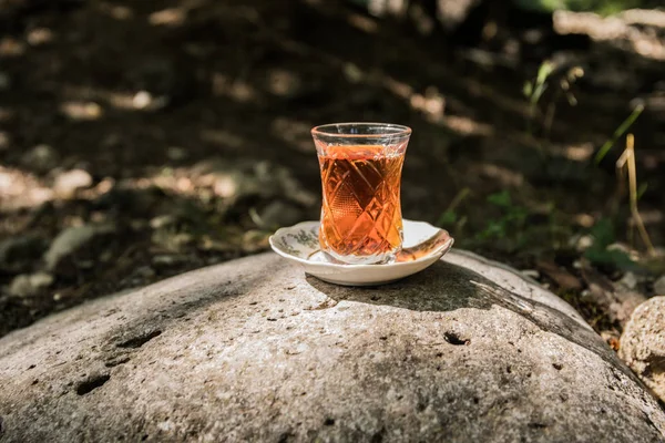 Východní Černý Čaj Skle Kámen Lese Koncept Východní Čaj Armudu — Stock fotografie