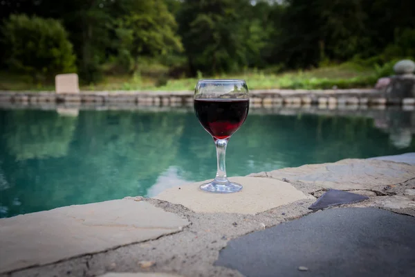 Dricka Högt Glas Poolen Förfriskning Sommardag Lila Juice Cocktail Eller — Stockfoto