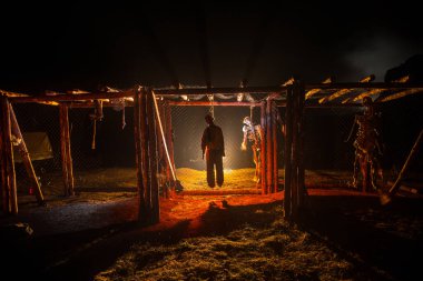 Korku görünümü siluet sis ile gece iskele üzerinde asılmış adam ve tonda ışık arka plan üzerinde. Yürütme (veya intihar) dekorasyon. Korku Cadılar Bayramı kavramı.