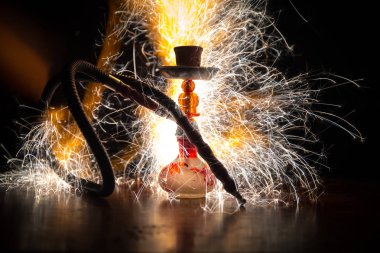 Nargile kömürü nargile kupa buhar bulutları yapma. Shisha patlama. Şık oryantal shisha içinde karanlık ateş ile. Shisha reklam için. Yanan shisha kavramı