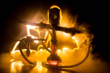 Nargile kömürü nargile kupa buhar bulutları yapma. Shisha patlama. Şık oryantal shisha içinde karanlık ateş ile. Shisha reklam için. Yanan shisha kavramı