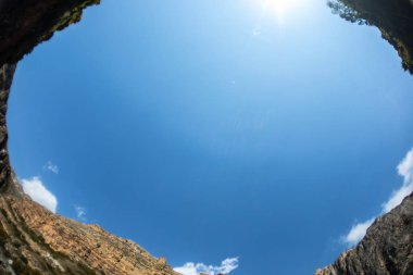 Dağ yolundan Bisiklete binme. Puslu dağ yolu yüksek dağlarda... Dağ yolu ile bulutlu gökyüzü