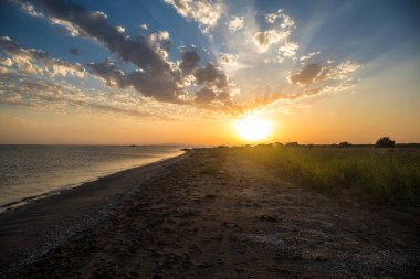 Bulutlu gökyüzü günbatımı zaman arka plan olarak, berrak denizi yatay muhteşem manzarası. Bakü, Azerbaycan