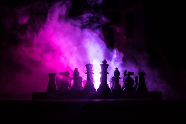 Adam satranç oynamaktan. Satranç satranç figürleri ile bir kişi korkunç bulanık silüeti. Sisli arka plan koyu tonda. Seçici odak. Korku kavramı