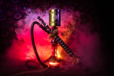 Nargile kömürü nargile kupa Arap iç de buhar bulutları yapma. Şark süsleme halı üzerinde. Şık oryantal shisha içinde karanlık arka ışık ile. Shisha reklam için. Seçici odak