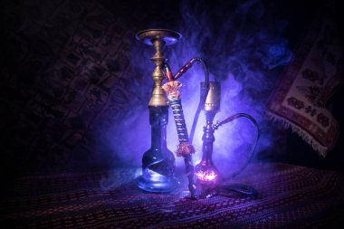 Nargile kömürü nargile kupa Arap iç de buhar bulutları yapma. Şark süsleme halı üzerinde. Şık oryantal shisha içinde karanlık arka ışık ile. Shisha reklam için. Seçici odak