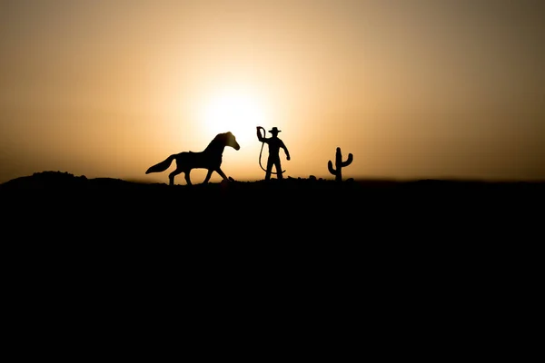 Cowboy Konceptet Siluett Cowboys Solnedgång Cowboys Silhuetter Kulle Med Hästar — Stockfoto