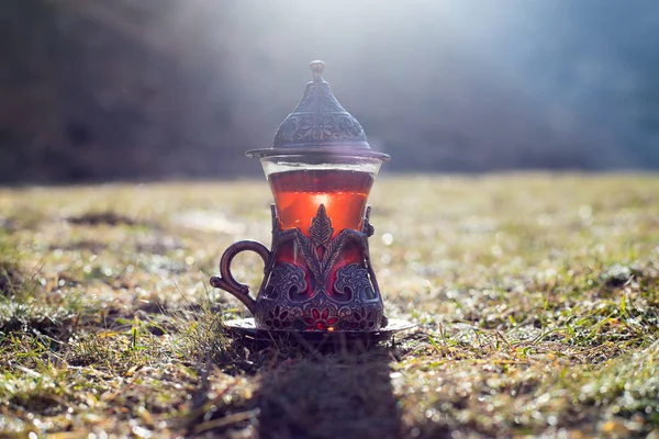 ガラス屋外山バック グラウンドで東の紅茶です 東茶のコンセプトです Armudu 伝統的なカップ 緑の自然の背景 選択と集中 — ストック写真