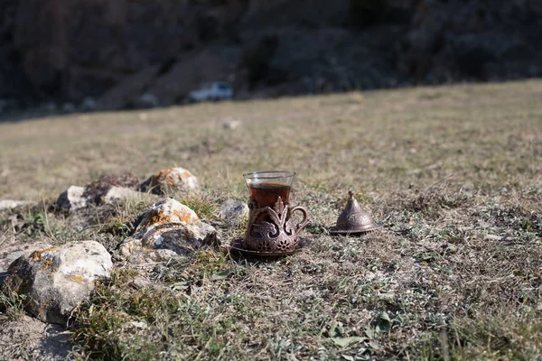 Východní Černý Čaj Sklo Venkovní Hory Pozadí Koncept Východní Čaj — Stock fotografie