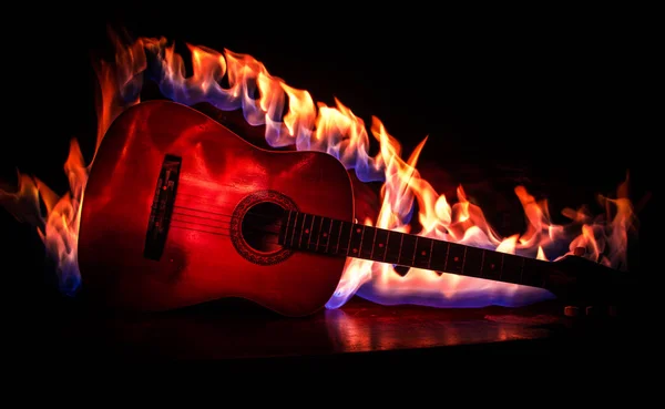 Hudební Koncept Akustická Kytara Tmavém Pozadí Pod Paprsek Světla Kouřem — Stock fotografie