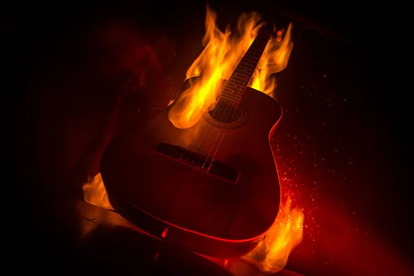 Concepto Musical Guitarra Acústica Sobre Fondo Oscuro Bajo Haz Luz —  Fotos de Stock