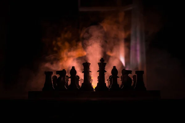 チェスの男 チェス図とチェスで人の怖いぼやけたシルエット 暗いトーンの霧の背景 選択と集中 ホラー コンセプト — ストック写真