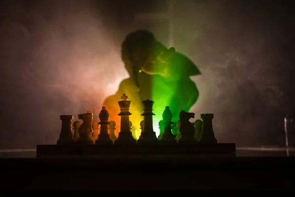 Mann Beim Schachspielen Gruselig Verschwommene Silhouette Einer Person Schachbrett Mit — Stockfoto