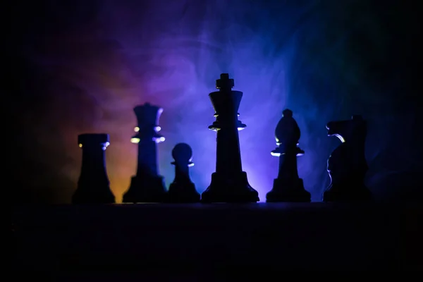 ビジネスのアイデアの競争または戦略のアイデア コンセプト チェス ボード ゲーム コンセプト チェスの暗いトーンの霧の背景を数字します 選択と集中 — ストック写真