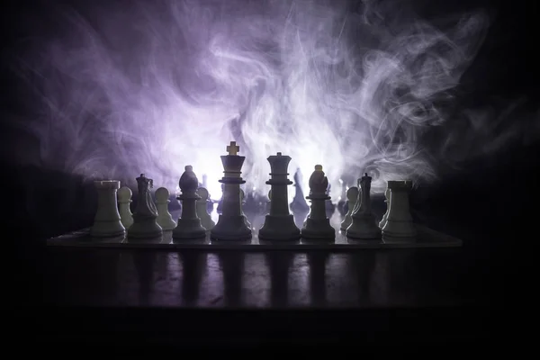 ビジネスのアイデアの競争または戦略のアイデア コンセプト チェス ボード ゲーム コンセプト チェスの暗いトーンの霧の背景を数字します 選択と集中 — ストック写真