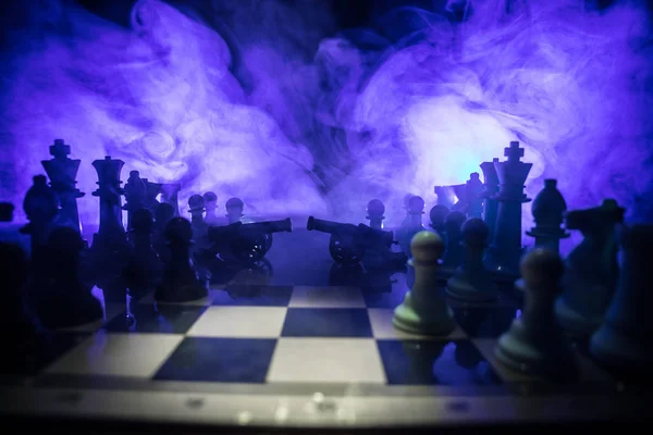 チェス盤の つの大砲を持つ中世の戦闘シーン ビジネスのアイデアの競争と戦略のアイデア チェス ボード ゲーム コンセプト チェス計数煙と霧と暗い背景 — ストック写真