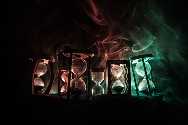 Tijd Concept Silhouetten Van Hourglasses Donker Getinte Mistige Achtergrond Met — Stockfoto
