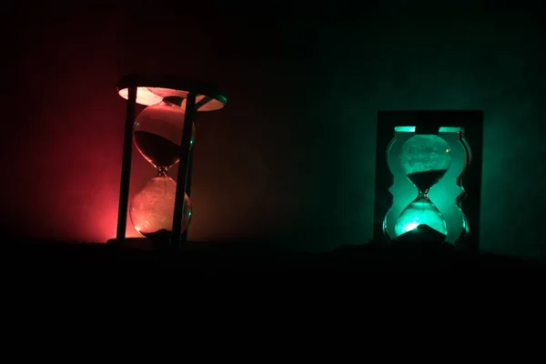 Zaman Kavramı Hourglasses Siluetleri Karanlık Arka Aydınlatma Ile Sisli Arka — Stok fotoğraf