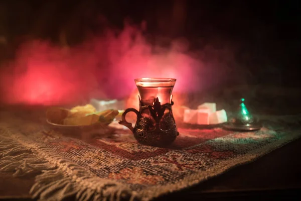 Arabischer Tee Glas Mit Orientalischen Snacks Auf Einem Teppich Vor — Stockfoto