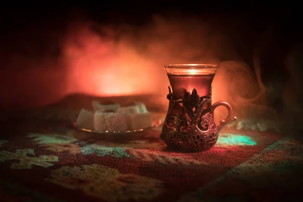 Arabský Čaj Skle Východní Občerstvení Koberci Tmavém Pozadí Světly Kouř — Stock fotografie
