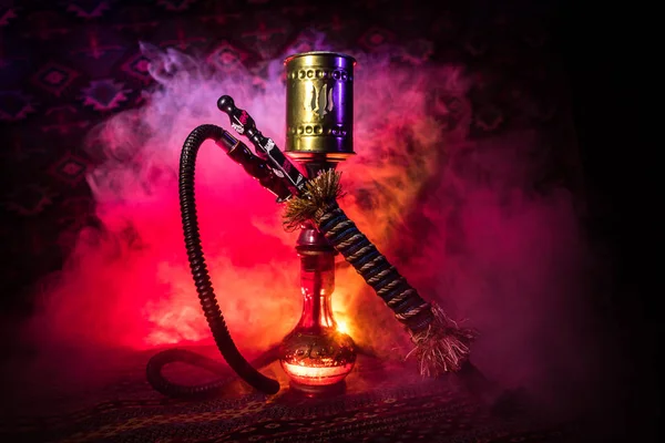 아라비아 내부에서 증기의 구름을 만드는 Shisha 그릇에 뜨거운 오리엔탈 카펫입니다 — 스톡 사진