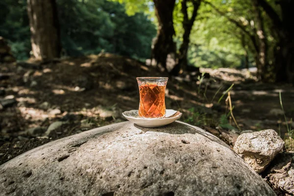 Východní Černý Čaj Skle Kámen Lese Koncept Východní Čaj Armudu — Stock fotografie