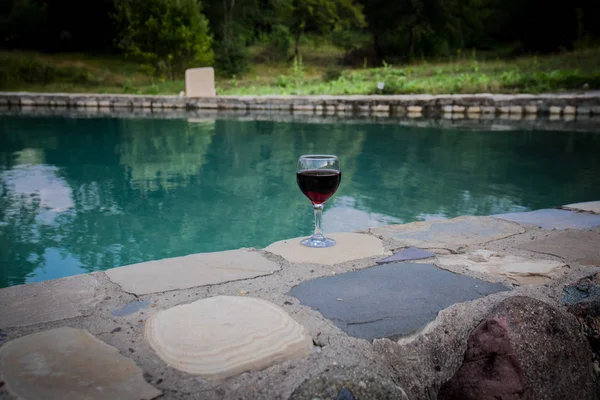 Dricka Högt Glas Poolen Förfriskning Sommardag Lila Juice Cocktail Eller — Stockfoto