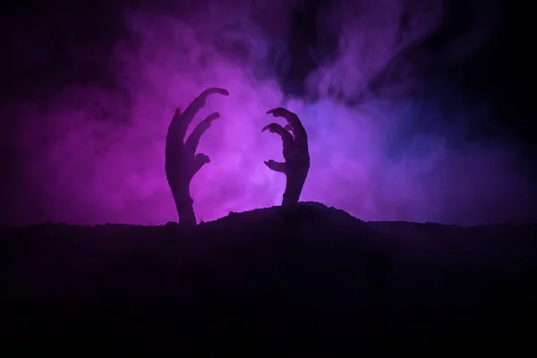 Концепция Хэллоуина Рука Зомби Поднимающаяся Земли Рука Зомби Выходящая Могилы — стоковое фото
