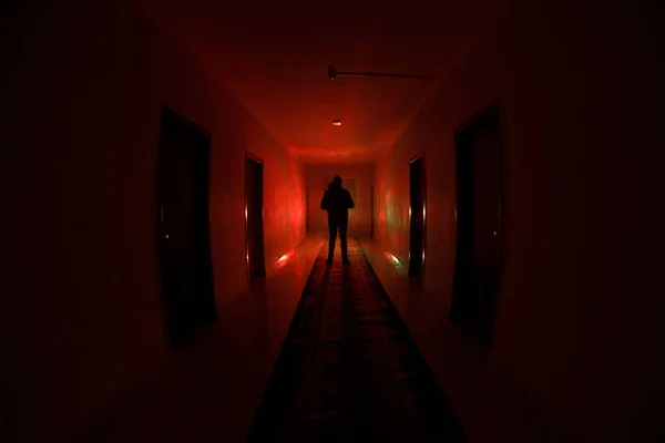黑暗的废弃建筑里的怪异剪影 恐怖的疯狂概念或暗走廊与橱柜门和灯光与幽灵恐怖的人站在不同的姿势的剪影 — 图库照片