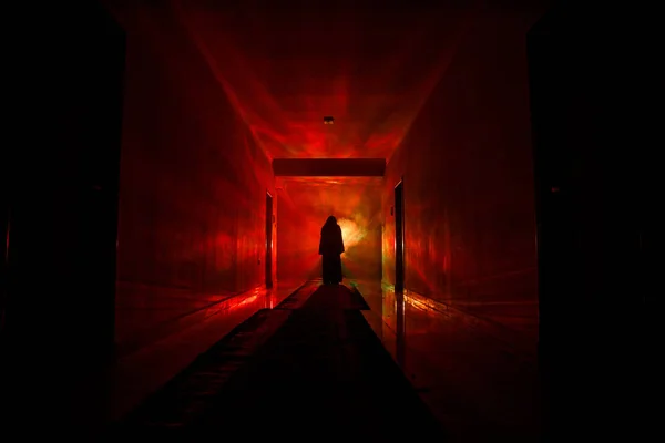 暗い廃屋で不気味なシルエット マニアックなコンセプトやキャビネットの扉に暗い廊下 さまざまなポーズで立っている不気味なホラー人のシルエットが付いているライトについての恐怖 — ストック写真