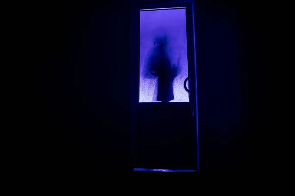 Silhueta Uma Figura Sombra Desconhecida Uma Porta Por Uma Porta — Fotografia de Stock