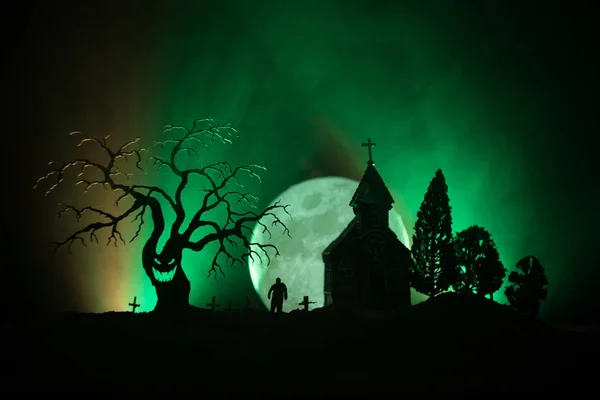 교회와 하늘에 할로윈 개념에서 좀비의 무서운 — 스톡 사진