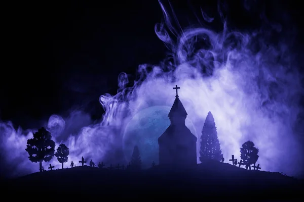 Vista Spaventosa Zombie Cimitero Albero Morto Luna Chiesa Cielo Nuvoloso — Foto Stock