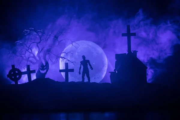 Vista Spaventosa Zombie Cimitero Albero Morto Luna Chiesa Cielo Nuvoloso — Foto Stock