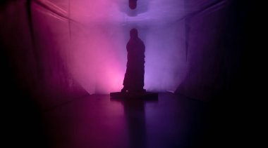 Ürpertici siluet koyu terk edilmiş binada. Manyak genel kavram ya da kabine kapılar ile karanlık koridor ve ışıkları ile farklı pozlar duran korkunç korku kişi silueti ile ilgili korku.