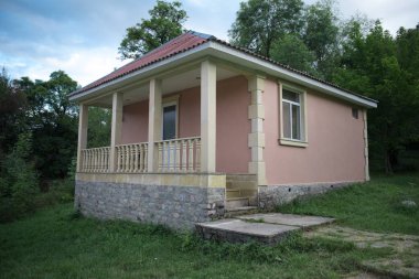 Güzel manzara ile binalarda yaz, Azerbaycan, orman ve dağlar