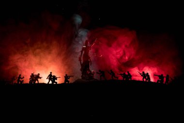 Savaş - adalet kavramı yok. Askeri siluetleri sahne ve adalet heykeli koyu tonda sisli arka plan üzerinde mücadele. Seçici odak